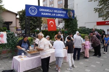 Orhangazi Belediyesi'nden Cumhuriyet Bayramı nedeniyle vatandaşa  Demir Tatlısı İkramı