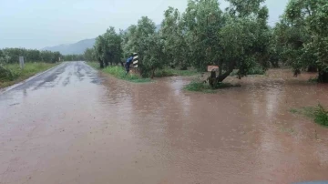 Orhangazi sele teslim oldu, yollar kapandı, evleri su batı