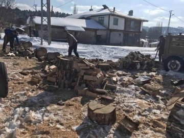 Orman köylüsünden deprem bölgesine odun desteği
