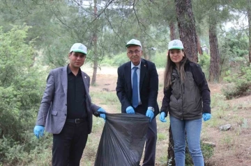 Ormanlık alandan poşet poşet çöp çıktı
