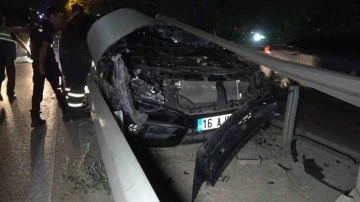 Bursa’da orta refüje çarptı, otomobili bırakıp kaçtı