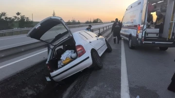 Orta refüje giren otomobilde biri ağır 4 kişi yaralandı