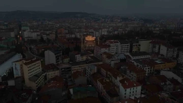 “Oruç günahlara kalkandır” mahyası Reşadiye Camii minarelerine asıldı
