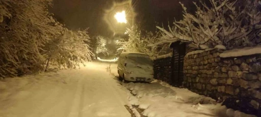 Osmaneli’nin yüksek kesimlerine mevsimin ilk karı yağdı
