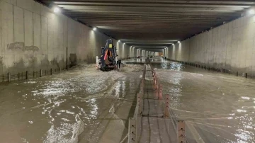 Osmaniye’de caddeler göle döndü, alt geçit suyla doldu
