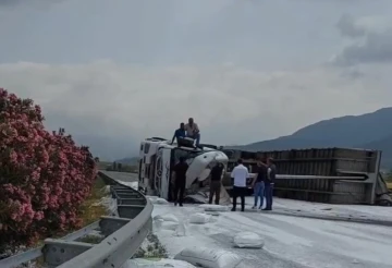 Osmaniye’de gübre yüklü tır devrildi
