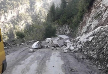 Osmaniye’de heyelan nedeniyle köy yolları ulaşıma kapandı
