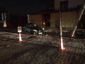 Otomobil önce elektrik direğine, ardından iş yerine çarptı