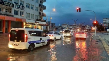 Osmaniye’de sağanak yağmur cadde ve sokakları göle çevirdi