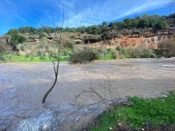 Osmaniye’de şiddetli yağışla birlikte derelerin debisi yükseldi
