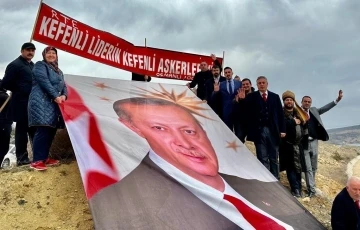 Osmanlı Ocakları, Cumhurbaşkanı Erdoğan’ı Söğüt’te ‘Kefenli liderin kefenli askerleriyiz’ pankartıyla karşıladı
