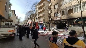 Oto tamir dükkanı alevlere teslim oldu, yangın binaya da sıçradı
