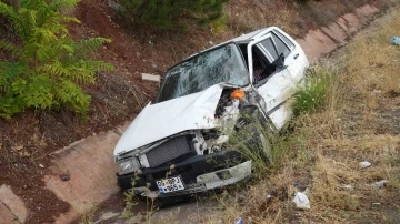 Otobüs ile çarpışan otomobil su kanalına devrildi: 1 yaralı
