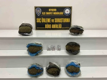 Otobüsteki yolcunun valizinden 7 kilo 992 gram esrar ele geçirildi
