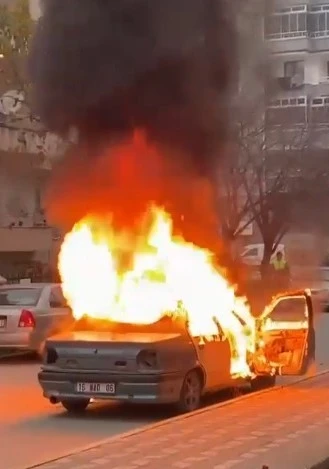 Otomobil alev topuna döndü, o anlar kameraya yansıdı
