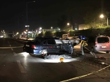 Otomobil, bariyerlere ok gibi saplandı: 1 ölü, 1 yaralı
