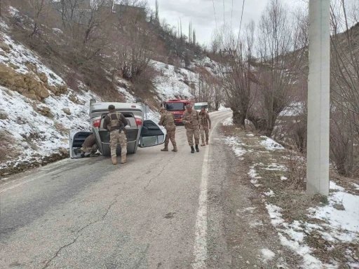 Otomobil buzlanan yolda takla attı: 2 yaralı
