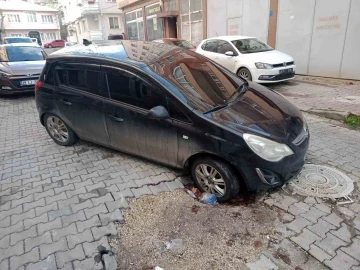 Otomobil çukura daldı, sürücü tepki gösterdi: &quot;Zararım karşılansın&quot;
