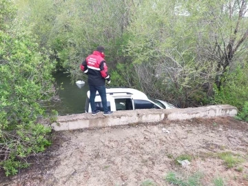 Otomobil dereye uçtu: 1’i çocuk 3 kişi yaralandı
