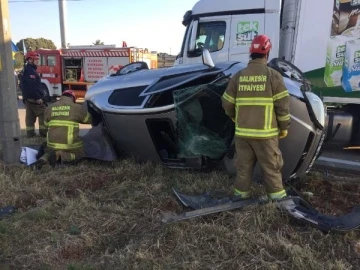 Otomobil elektrik direğine çarptı: 3 yaralı