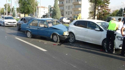 Otomobil ile çarpışan Tofaş’ta önemli hasara meydana geldi
