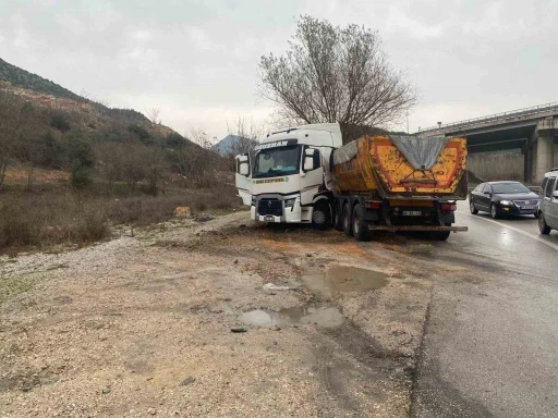 Otomobil ile kamyon çarpıştı, 2 kişi yaralandı
