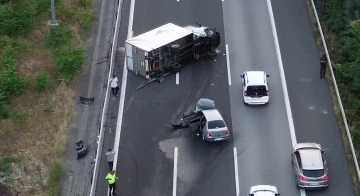 Otomobil kamyonla çarpıştı, otoyol trafiğe kapandı