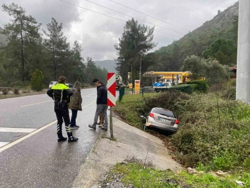 Otomobil kanala uçtu: 1 yaralı
