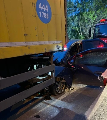 Otomobil, PTT kamyonuna ok gibi saplandı: 1 ölü, 2 yaralı
