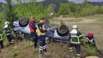 Otomobil yağmur nedeniyle kayganlaşan yolda takla attı
