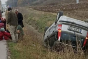 Otomobil, yağmur suyu kanalına devrildi; 4 kişilik aile yaralı