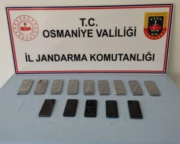 Otomobilde 14 adet kaçak cep telefonu ele geçirildi
