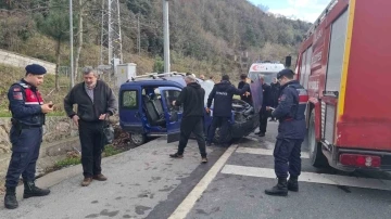 Otomobilde sıkışan yaralıları kurtarmak için zamanla yarıştılar
