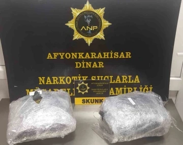 Otomobilde yapılan aramada 2 kilogram 290 gram skunk isimli uyuşturucu le geçirildi
