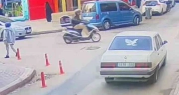 Otomobilin çarptığı motosikletli mağazaya daldı 