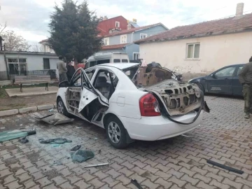 Otomobilinde sigara içmek isterken kendini yaktı 