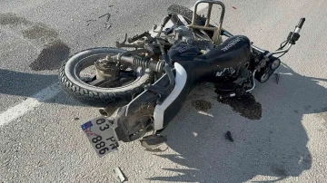 Otomobille çarpışıp hurdaya dönen motosiklet sürücüsü yaralandı
