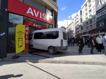 Otomobille minibüs çarpıştı: 7 yaralı
