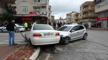 Otomobiller kavşakta çarpıştı: 1 yaralı
