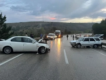 Otomobillerin kullanılmaz hale geldiği kazadan burunları bile kanamadan kurtuldular
