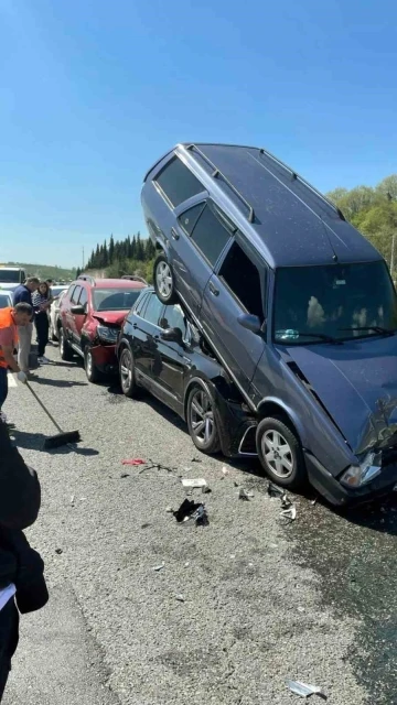 Otoyolda 9 araçlı zincirleme kazada ilginç görüntü: Araçlar üst üste çıktı
