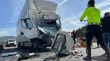 Otoyolda lastiği patlayan tıra çarpan kamyon kağıt gibi ezildi: 1 yaralı
