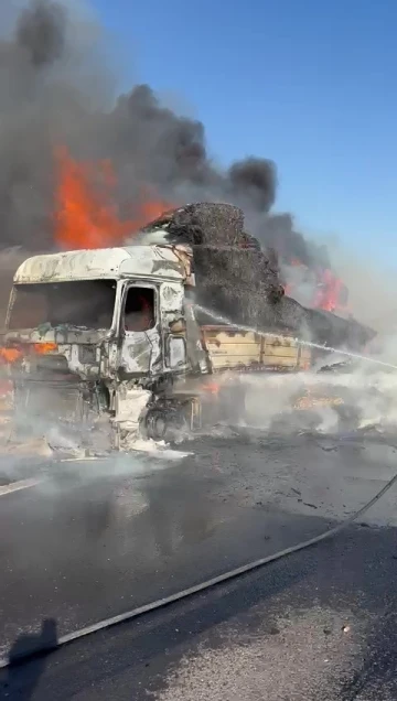 Otoyolda saman yüklü tır yandı, trafik durma noktasına geldi
