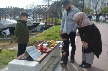 Oyuncaklarını, kumbarasını ve harçlıklarını depremzede çocuklara verdi
