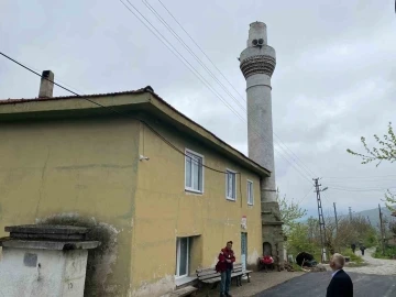 (ÖZEL) Bilecik’te cami minaresine yıldırım düştü
