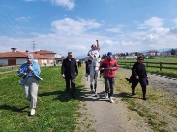 Özel bireyler ata binmenin heyecanını yaşadı
