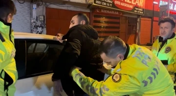 Bursa polisini görünce aracıyla bu şekilde kaçmaya çalıştı