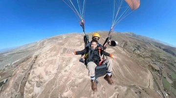 Özel çocukların adrenalin dolu yamaç paraşütü deneyimi
