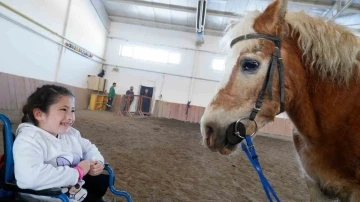 Özel gereksinimli çocuklar at üzerinde gönüllerince eğlendi
