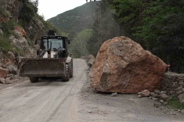 (Özel) Hatay’da deprem tonlarca ağırlığındaki kayaları yerinden böyle koparmış
